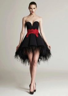 Robe de soirée courte bouffante avec une ceinture rouge