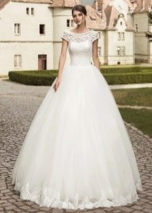 Robe de mariée bouffante à encolure bateau