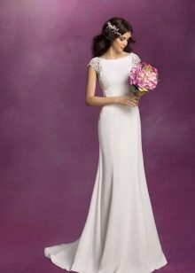 Wedding dress with adornments in the hairstyle