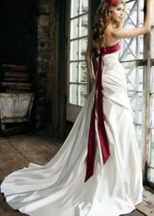 Hairstyle for a white and red wedding dress