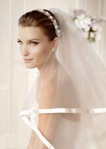 Wedding tiara to the wedding dress