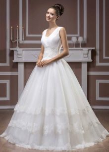 Wedding dress from the Diamond collection by Hadassa with lace