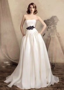 Robe de mariée Papilio avec ceinture noire
