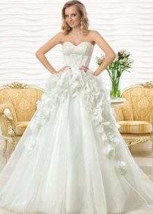 Lush wedding dress from Oksana Mukha with voluminous flowers