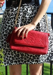 Red manicure for a leopard dress