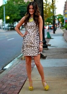 Yellow shoes for a leopard dress
