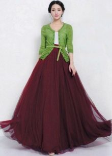 The combination of Marsala color with green in a casual outfit