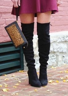 Black in combination with the color of Marsala in clothes