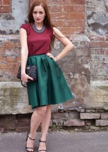 Green in combination with a Marsala dress