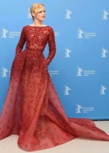 Elizabeth Banks in Marsala dress