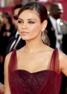 Make-up under a wine-colored dress