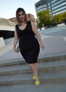 Black sheath dress for chubby girls paired with yellow sandals