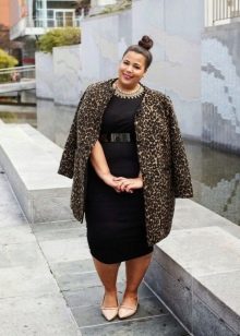 Black dress for plump in combination with a leopard coat and beige pumps