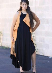 Black dress for plump combined with a bright vest