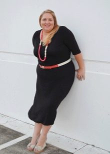 Black dress for plump with contrasting accessories