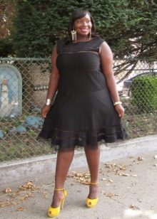 Black dress for plump with yellow shoes