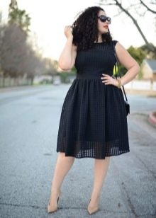 Black dress for plump with beige shoes