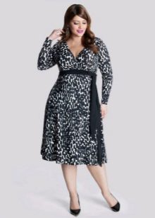 Slim-fit dress made of thick fabric of the correct shape