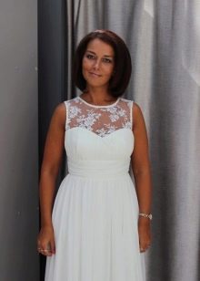 The style of the dress with a guipure insert that emphasizes the dignity of the figure