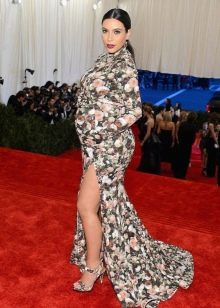 Beautiful colored floor-length dress for a pregnant girl