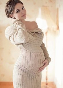 Photoshoot of a pregnant woman in a dress