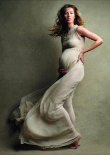 Long dress for a pregnant girl for a photo shoot - maternity outfits for a photo shoot