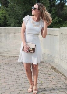 Beige sandals for a milky dress