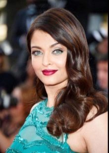 Makeup in green tones for an aqua dress