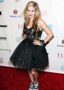 Avril Lavigne in punk rock dress