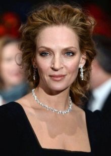 Uma Thurman in a diamond necklace and a Chanel dress