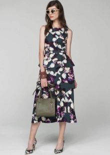 The choice of bags and shoes for a colorful dress