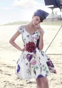  Dress with a large floral print puffy
