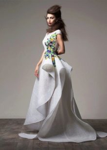 Robe de soirée à fleurs sur le corsage