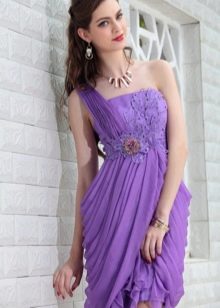 High hairstyle for a Greek dress