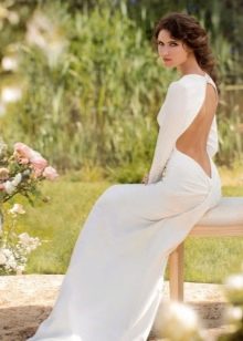 White dress to the floor with an open back