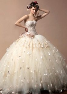 Wedding dress with matching flowers