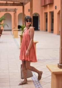 Beige sandals in the Greek style for the dress in terracotta color