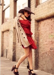 Beige trench coat, hat and sandals with bright stripes for a terracotta dress