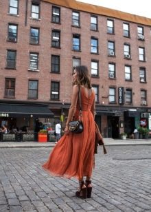 Black accessories for a terracotta dress