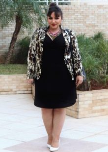 Robe en maille noire pour femme ronde en combinaison avec une veste colorée