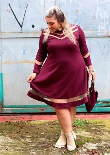 Robe trapèze en tricot bordeaux pour potelée