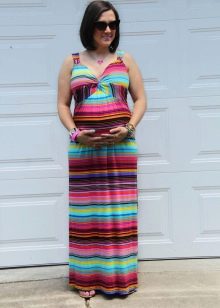 Colored long dress to the floor with shoulder straps for pregnant women