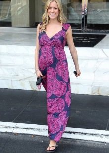 Long summer dress to the floor for pregnant women and shoes for her