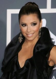 Smoky Eyes makeup for women of Winter color type