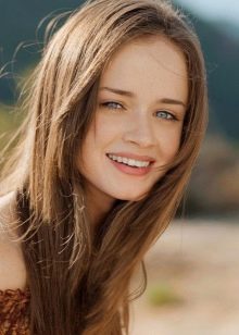 Natural light blond hair color for girls of the Winter color type