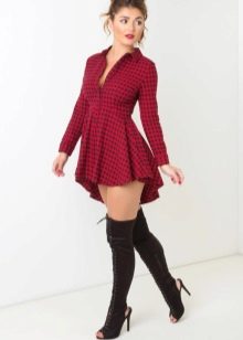 Robe courte rouge en cage avec un bas de jupe allongé dans le dos