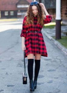 Robe à carreaux rouge avec chaussettes noires et bottines noires