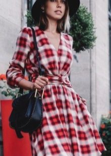 Robe à carreaux rouge et blanc