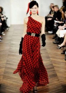 Robe longue à carreaux rouge avec sandales noires