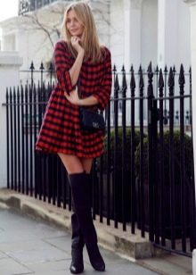 Robe à carreaux rouge et noir